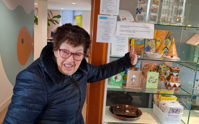 Liza verkoopt haar handgemaakte sieraden voor het goede doel