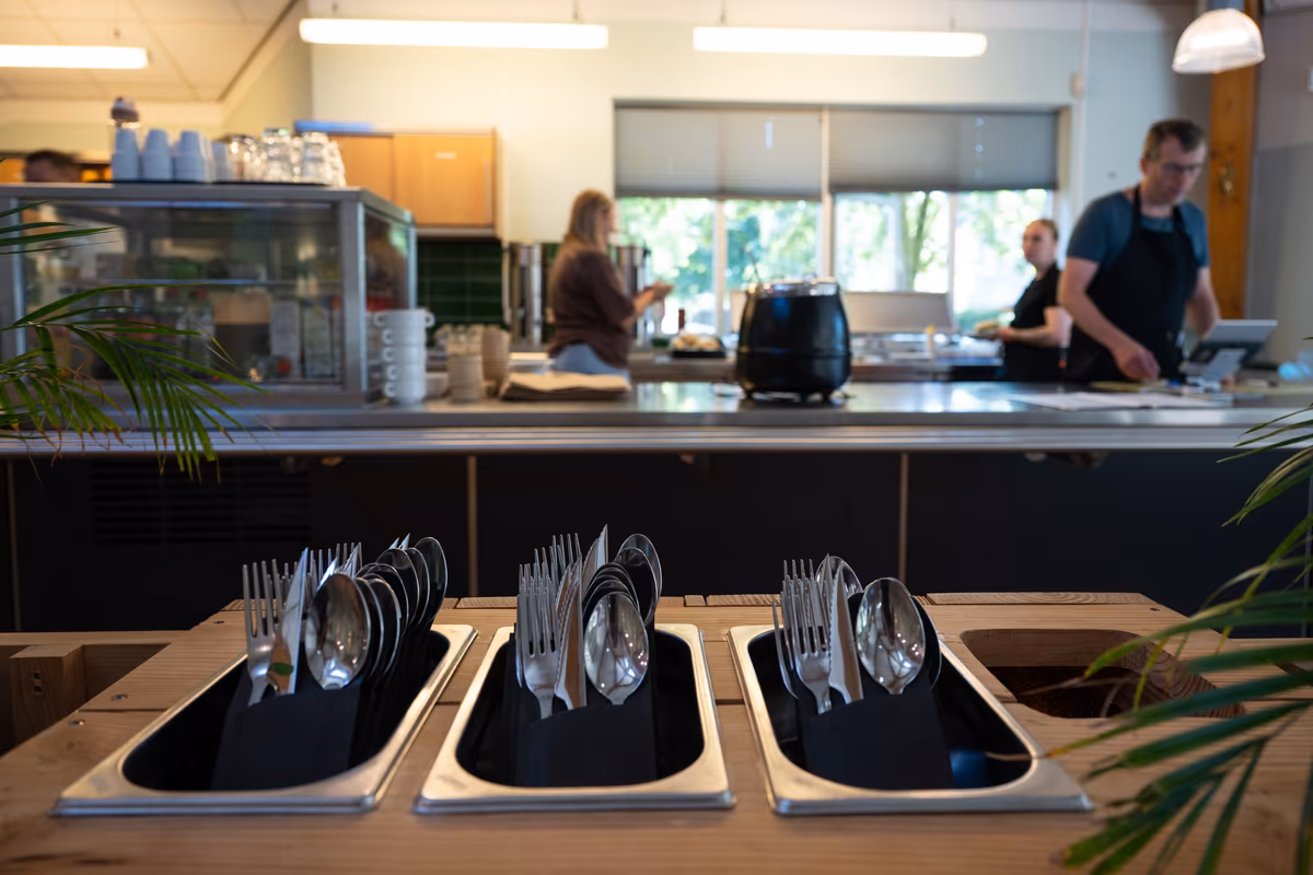 Bestek klaarzetten Bestekbakken met gesorteerd bestek in restaurant De Waterjuffers