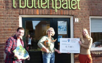 ’t Bollenpalet ontvangt cheque voor keramiekoven