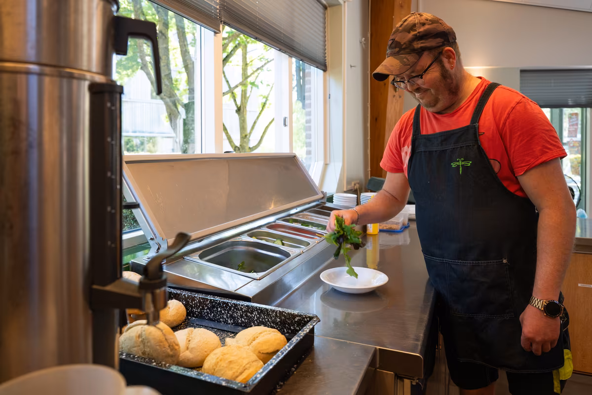 Gerecht opmaken bij De Waterjuffers Cliënt maakt een gerecht op in de keuken van De Waterjuffers