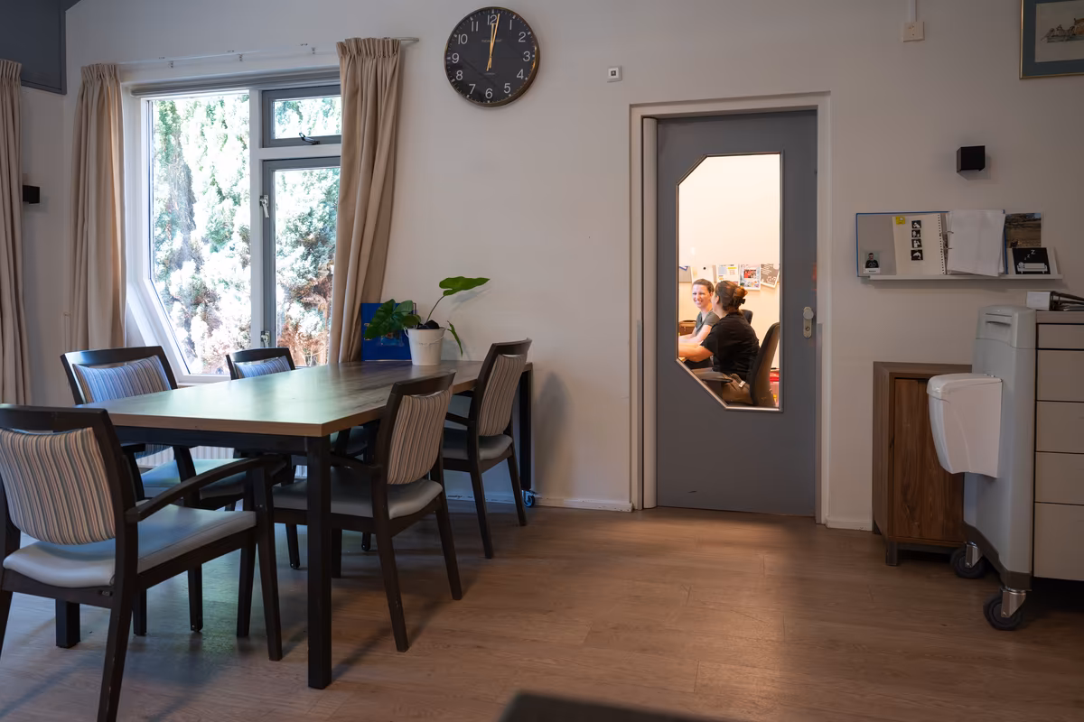 Gezamenlijke eetruimte bij Duinrand 25 Gezamenlijke eetruimte met tafel en stoelen bij Duinrand 25