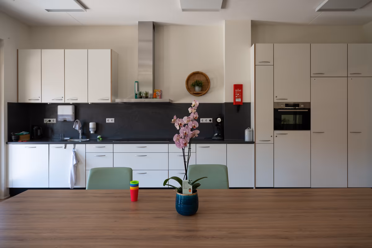 Gezamenlijke keuken van Duinrand 24 en 26 Gezamenlijke keuken met eettafel bij Duinrand 24 en 26