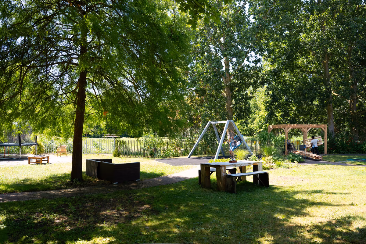 Groene omgeving van De Waterjuffers Groene buitenruimte met water bij De Waterjuffers op het Hafakkerterrein