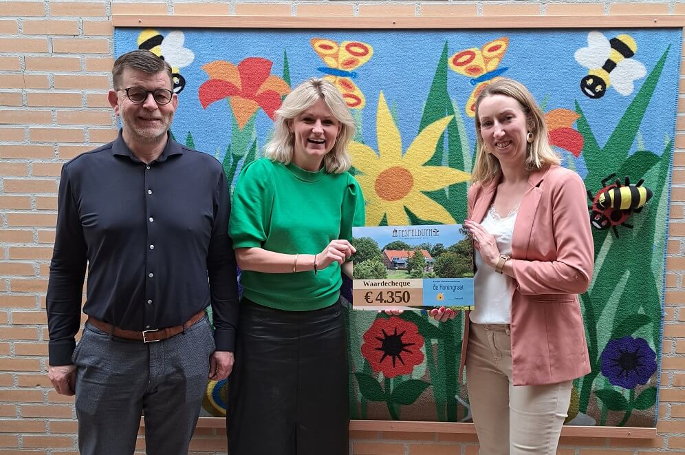Honingraat ontvangt cheque van Landgoed Tespelduyn