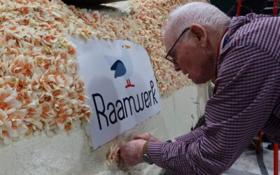 Cliënten helpen mee met steken Raamwerk praalwagen