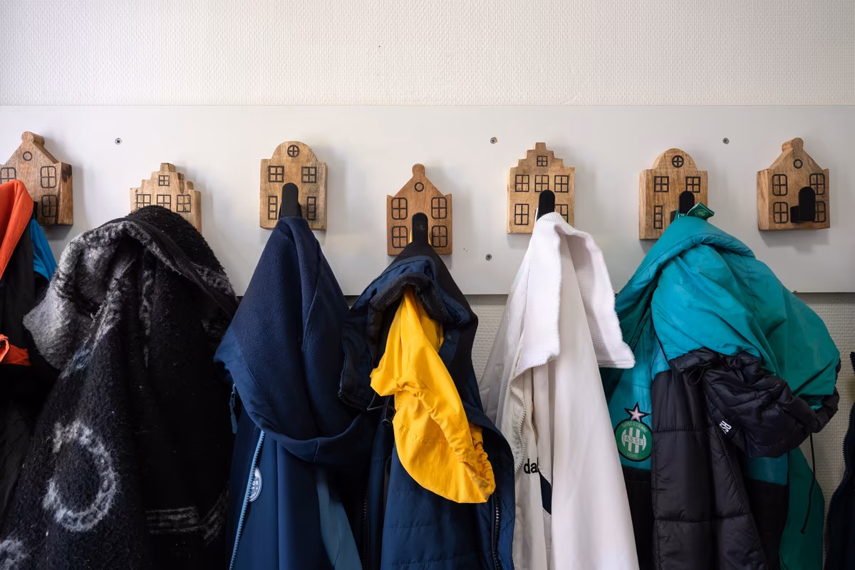 Kapstok bij Duinrand 25 Jassen aan houten kapstokhaken bij Duinrand 25