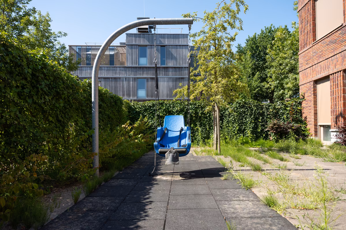 Schommel bij Duinrand 24 en 26 Aangepaste schommel in de tuin van Duinrand 24 en 26