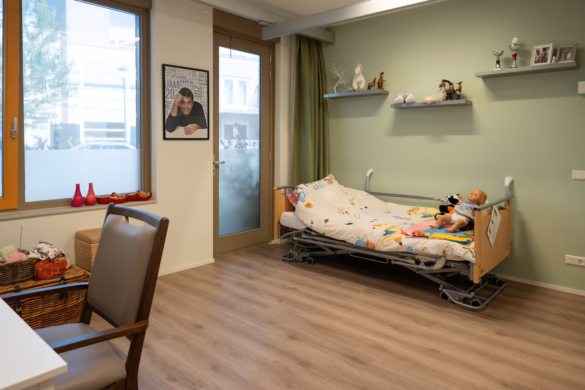 Slaapkamer bij Duinrand 24 en 26 Ruime slaapkamer met aangepast bed bij Duinrand 24 en 26