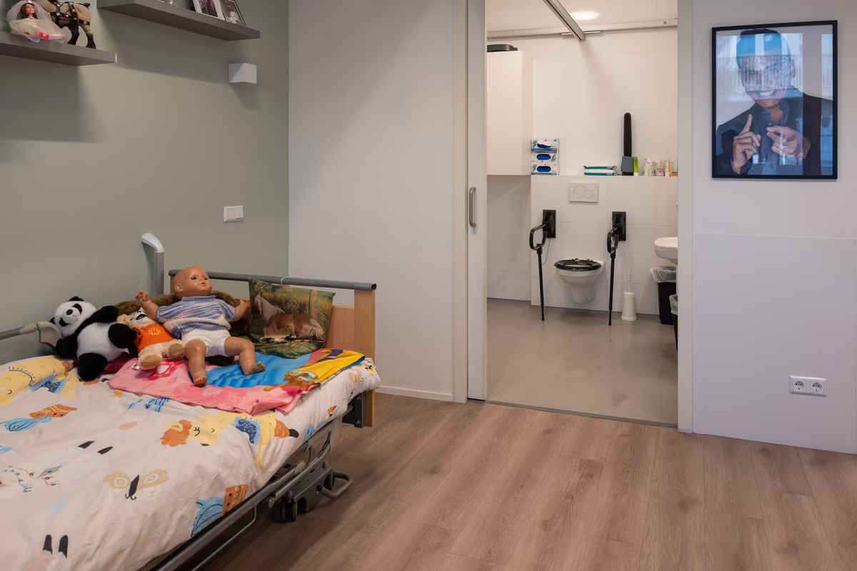 Slaapkamer met eigen badkamer bij Duinrand 24 en 26 Slaapkamer met aangepast bed en aangrenzende badkamer bij Duinrand 24 en 26