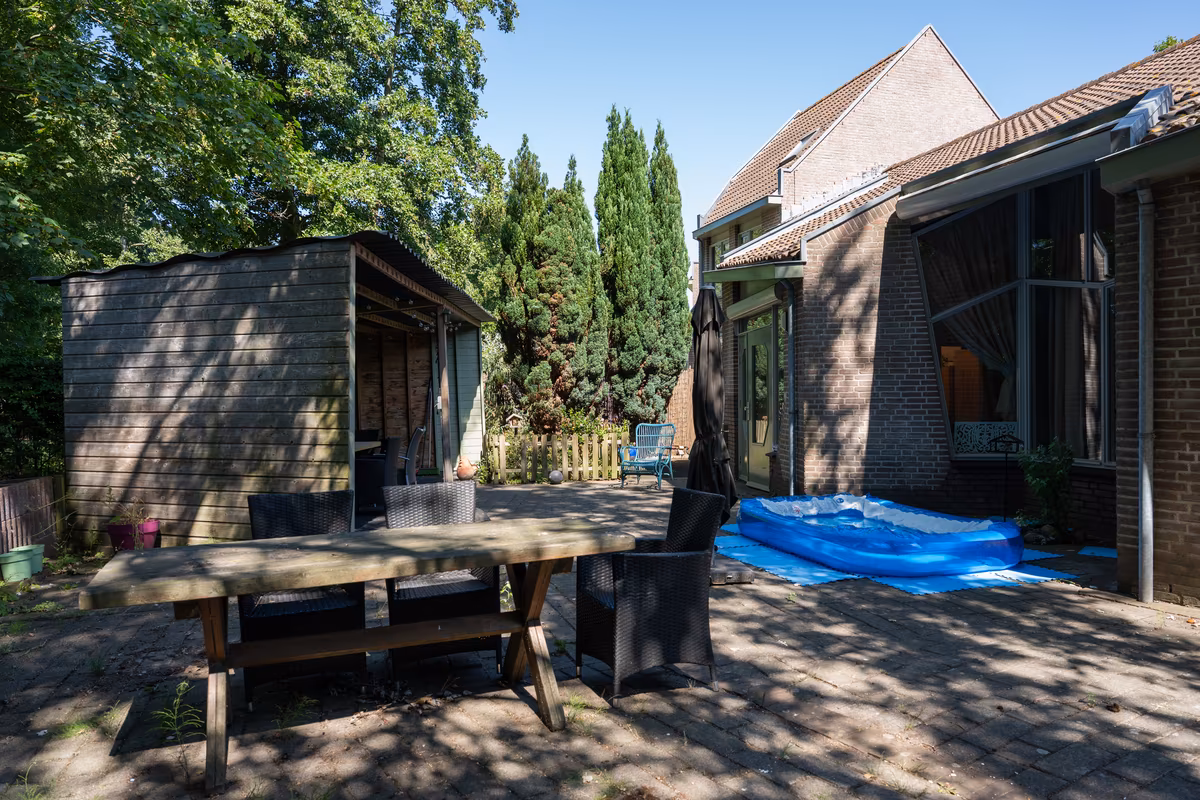 Tuin van Duinrand 25 Beschutte tuin met terras en zitplaatsen bij Duinrand 25