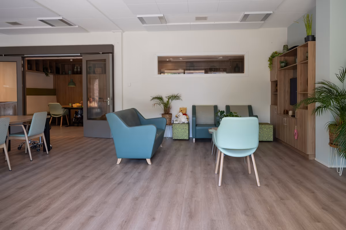 Zithoek van Duinrand 24 en 26 Gezamenlijke zithoek met stoelen en televisiemeubel bij Duinrand 24 en 26