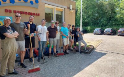 Medewerkers Container Centralen klussen bij Honingraat