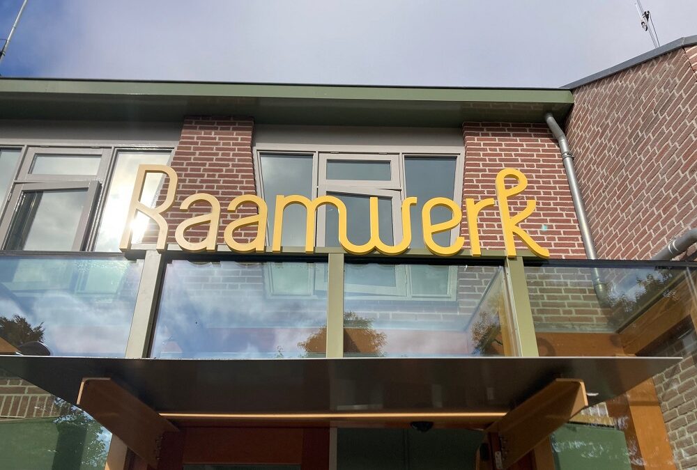 Nieuw gevelbord kantoorgebouw Noordwijkerhout